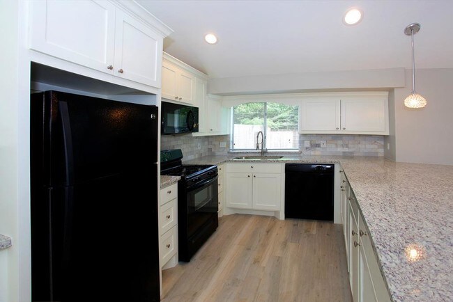 Building Photo - 6 Edgewood Forest Ct