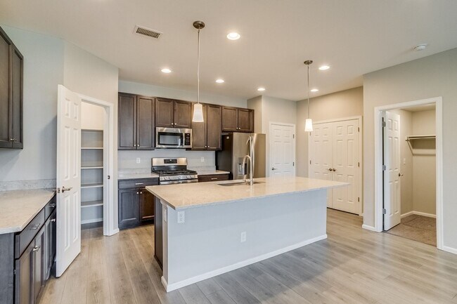 Foto del edificio - Spacious 4BR Townhome in Denver