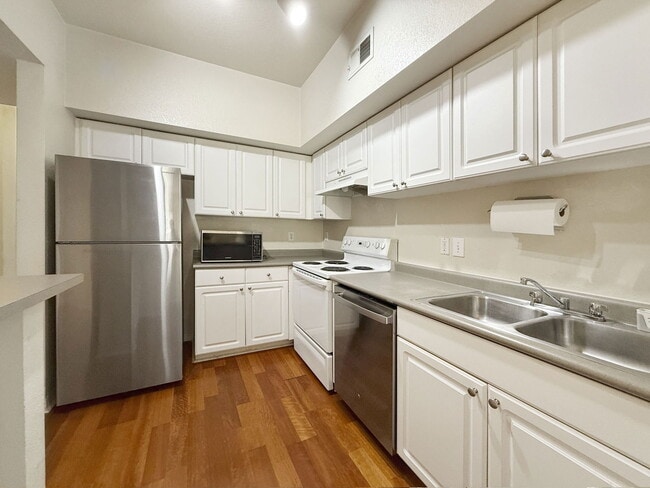 Building Photo - 402 S Armenia Ave