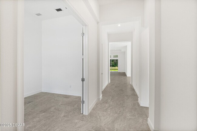 Foto del edificio - 379 Stirling Bridge Dr