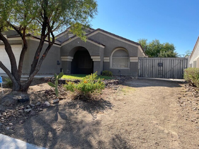 Building Photo - Charming 3 Bedroom ,2 bathroom in the Desi...