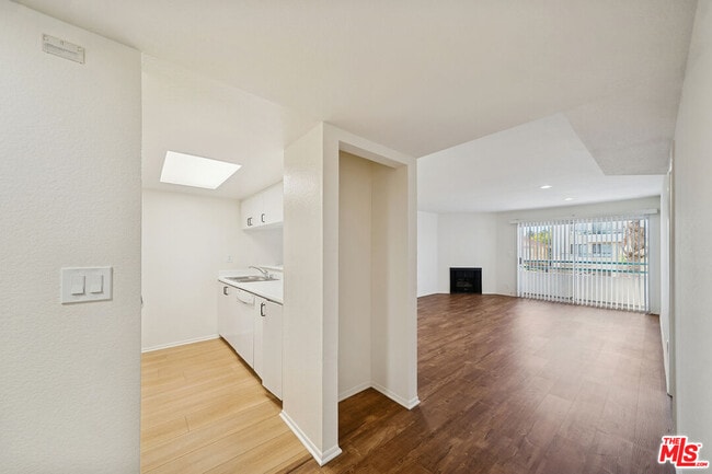 Foto del edificio - 870 Crenshaw Blvd