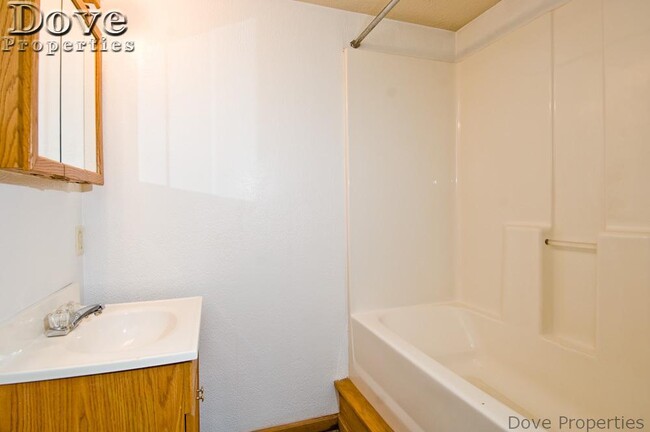 Building Photo - Coming Soon: 1 BR house, all utilities inc...