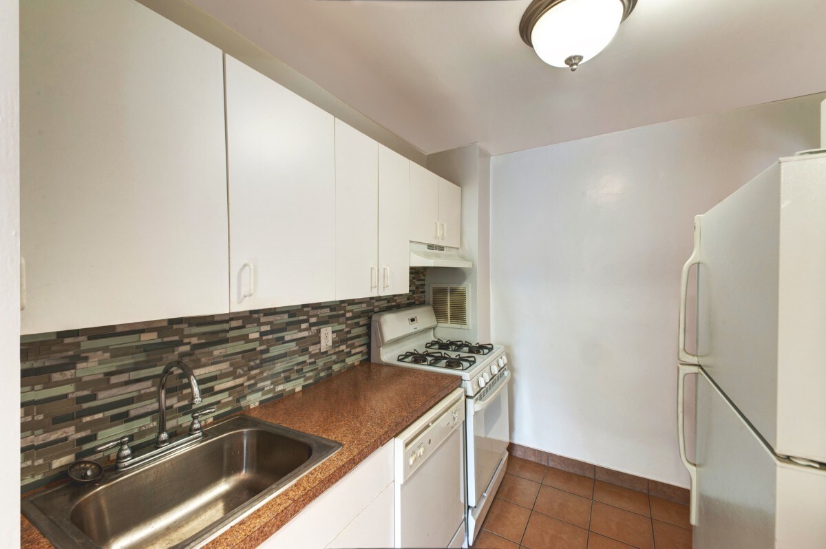 Primary Photo - 139-55 35th Ave
