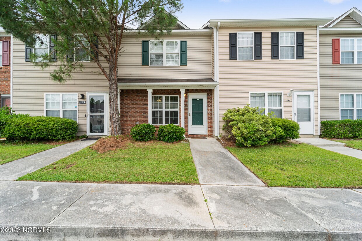Primary Photo - 207 Pinegrove Ct