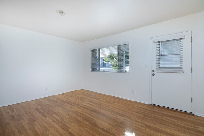 Interior Photo - Talmadge Pacific Apartments