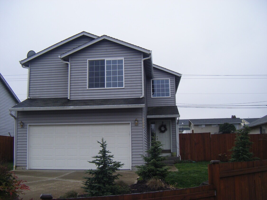 Building Photo - Spacious home in the Desirable Green Meado...