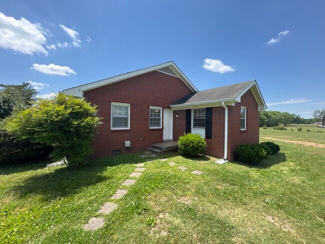 Foto del edificio - Quiet 2BR Duplex Living Near Old Hickory Lake