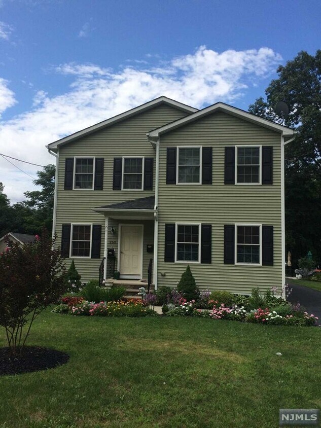 260 Edwards St, Ridgewood, NJ 07450 Townhome Rentals in Ridgewood NJ