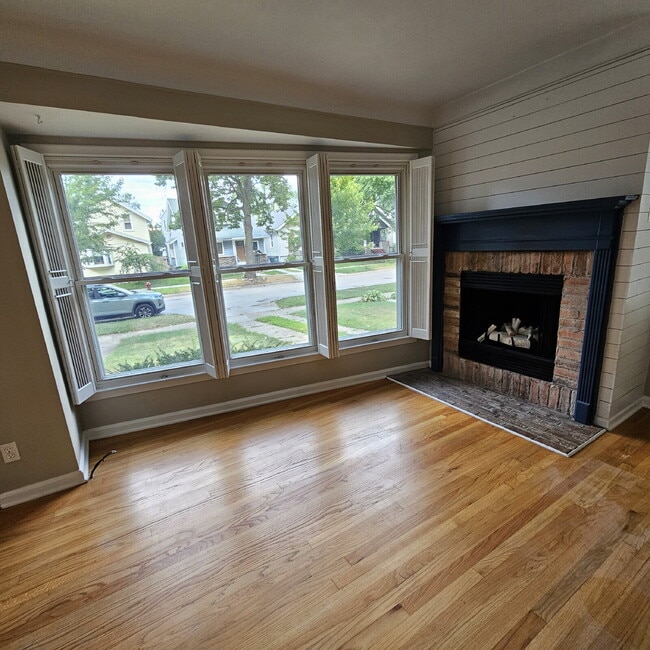 Building Photo - 3 Bedroom Bungalow w/ Hardwood Floors Clos...