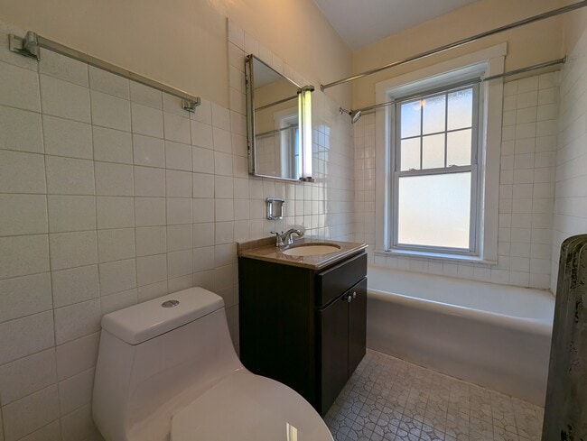 Building Photo - 2122 W Ainslie St