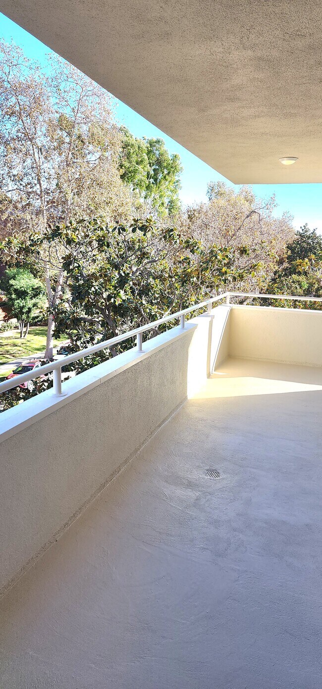 Foto del edificio - 303 N Swall Dr