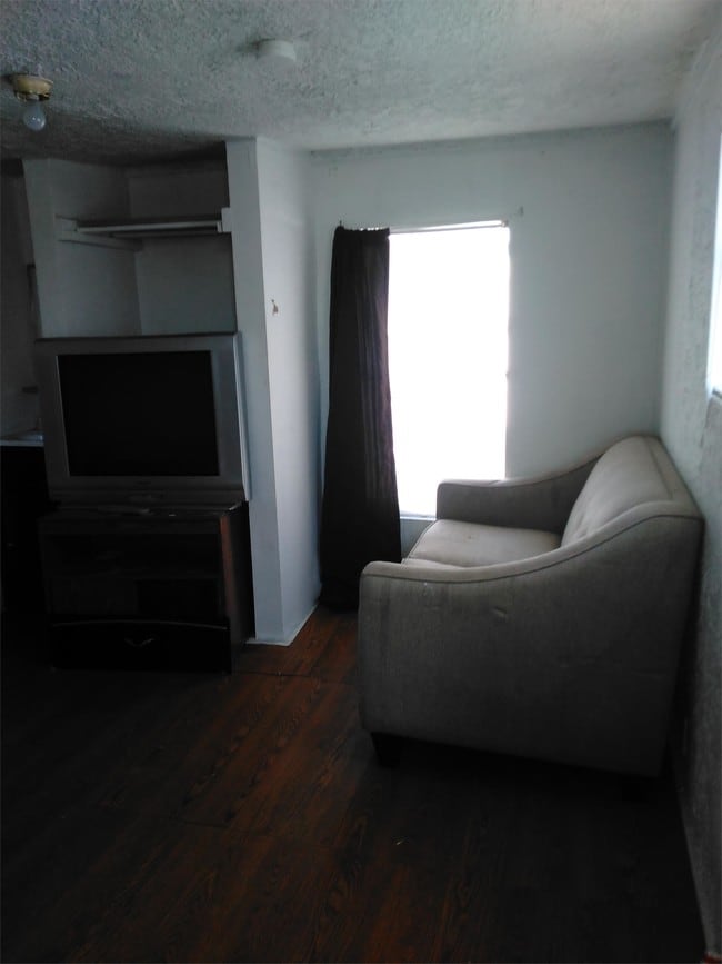 Foto del edificio - 13501 Hooper Rd