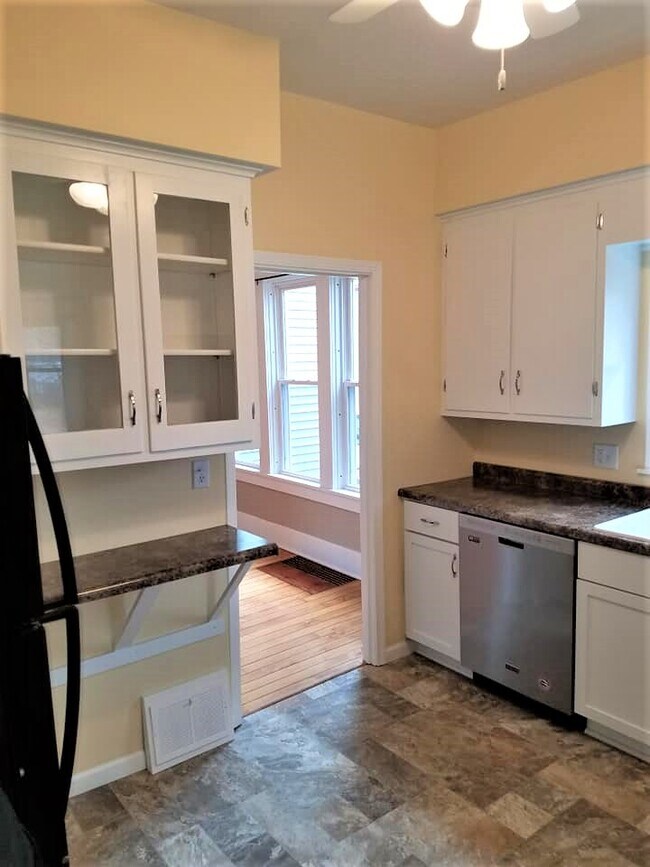 ¡Mucho espacio de almacenamiento y encimera! - 2104 Folger Ct