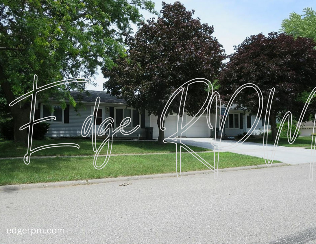 Foto principal - For Rent: 2BR Duplex w/ Garage – Great Loc...
