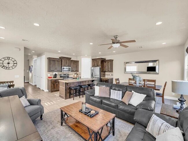 Building Photo - 4221 Torrey Pines Dr
