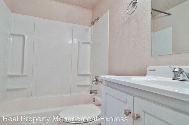 Building Photo - 2 br, 1 bath Apartment - 3225 N Lewis Ave ...