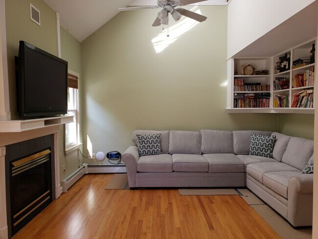 Building Photo - Spacious 3 Bedroom 2.5 Bath Colonial