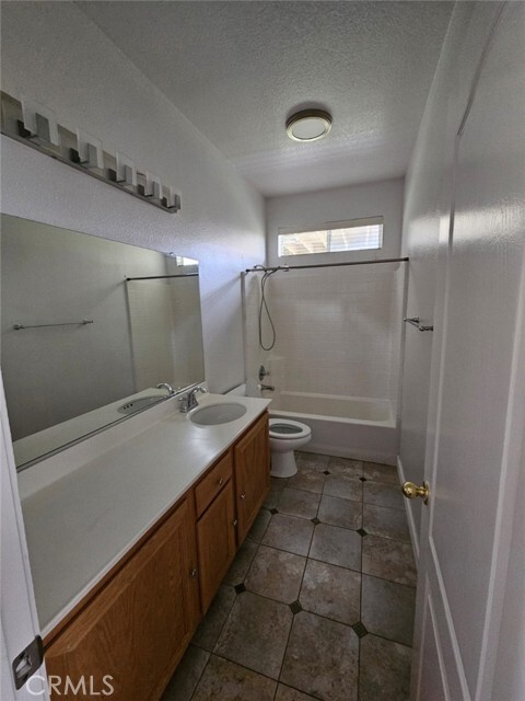 Foto del edificio - 5800 Oakdale Ln