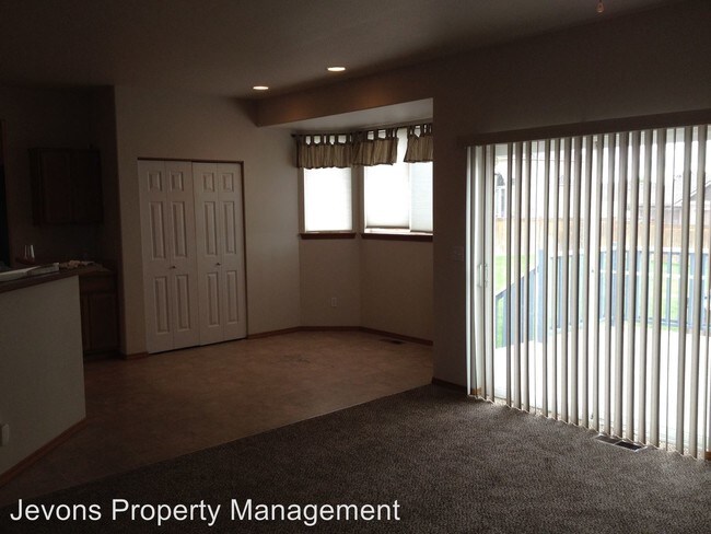 Building Photo - 5500 Sycamore Dr
