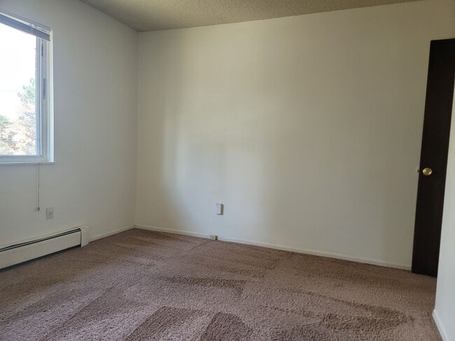 Building Photo - 2870 Montebello Dr W