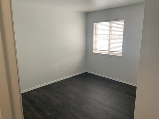 Building Photo - 902 E White Birch Ave