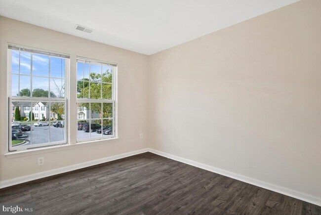 Foto del edificio - 7641 Fairbrook Rd