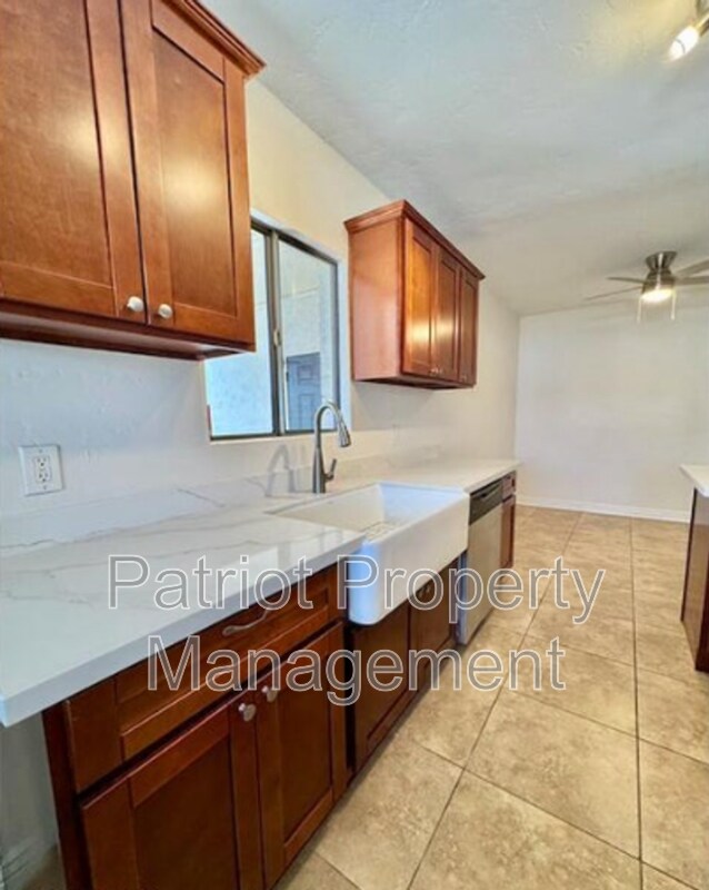 Foto del edificio - 2533 E Flower St