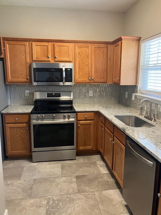 Building Photo - Newly Renovated Townhome with a garage