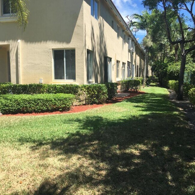 Building Photo - 3092 N Evergreen Cir