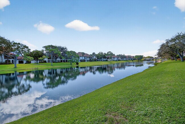 Foto del edificio - 16100 W Bay Dr