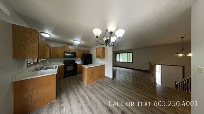 Building Photo - Charming 4 Bedroom 2 Bathroom Single Famil...