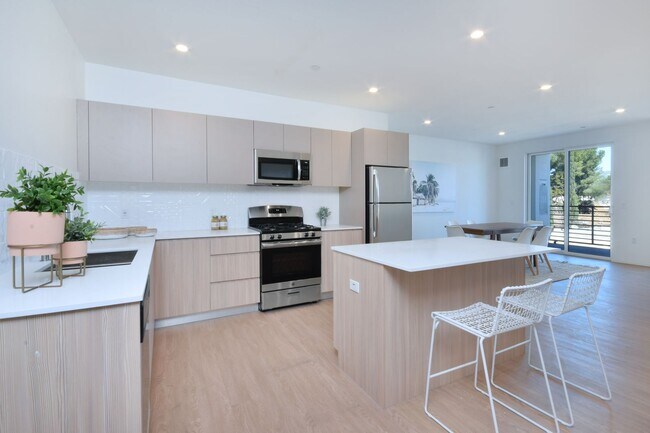 Foto del edificio - ~ 4 Bedroom 4 Bathroom Washer and Dryer in Unit Gated parking with EV Charging