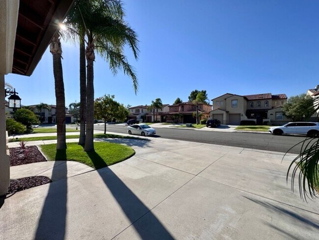 Foto del edificio - FOR LEASE: Stunning expansive 3 Bedroom Re...