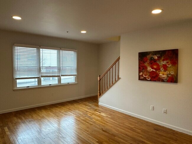 Foto del edificio - 100 Halstead Ave