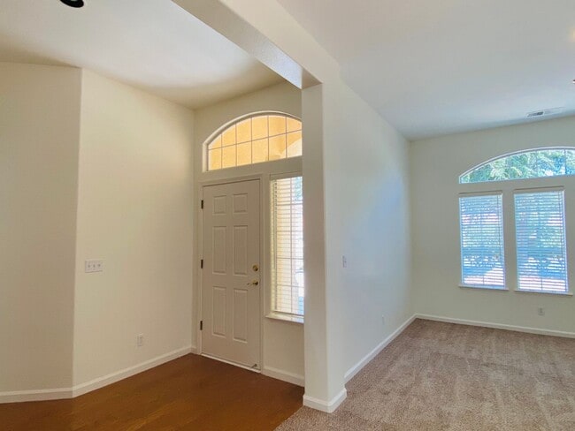 Building Photo - $2,795 Peach & Alluvial, Pool + Clovis Trail Access | W. Fallbrook Ave, Clovis