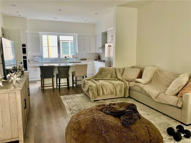 Foto del edificio - 1195 Doheny Way