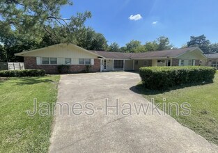 Building Photo - 2124 Greenview Dr