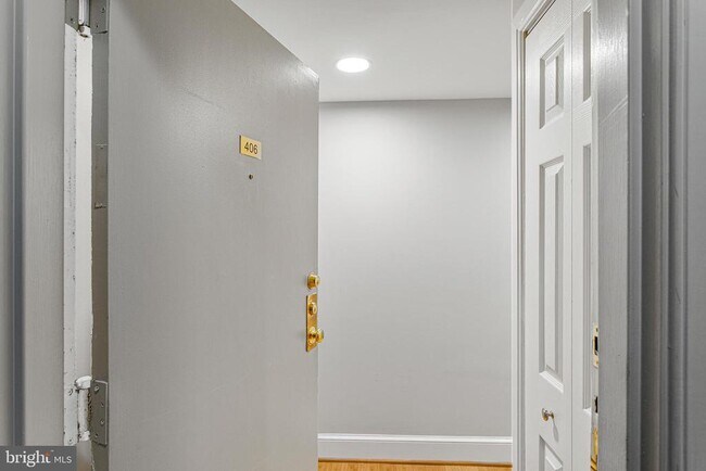 Building Photo - 1673 Park Rd NW