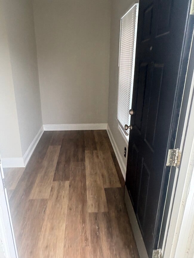 Front door entrance - 4643 Vendue Range Dr