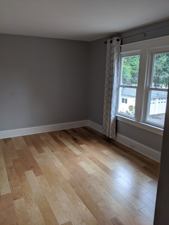 Bedroom: Furniture includes queen size bed /HHardwood floor/ceiling fan/dresser - 122 Oakwood Ave