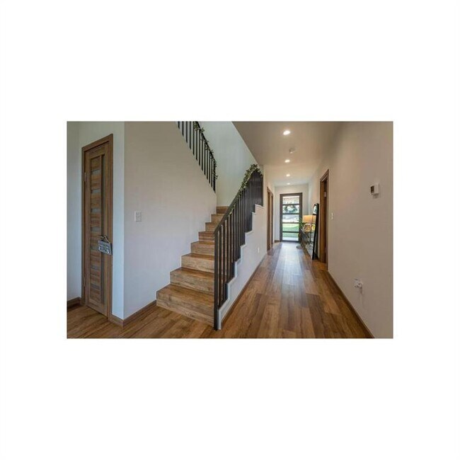 Building Photo - 2103 Crazyhorse Pass