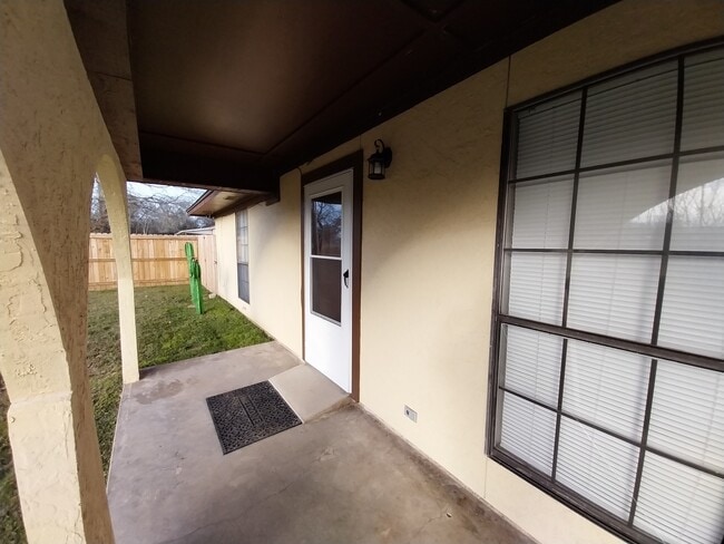 Foto del edificio - 608 Mayflower Ln