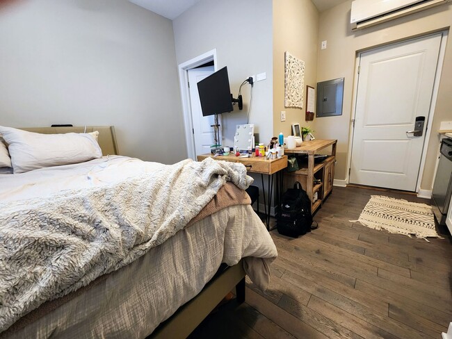 Photo - Contemporary studio in Lincoln Park Apartment