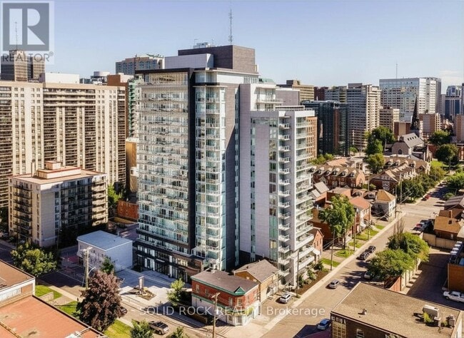 Building Photo - 255 Bay St