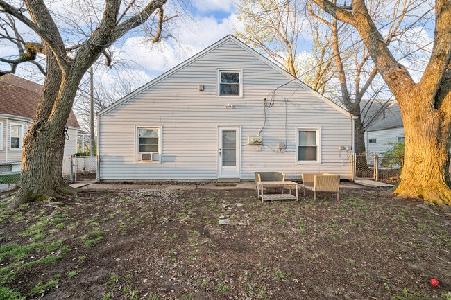 Entry into common space - 5903 W Park Ave