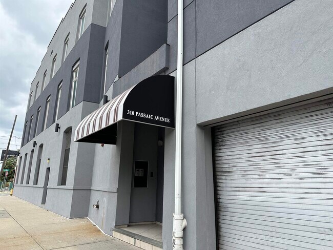 Foto del edificio - 310 Passaic Ave