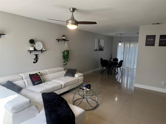 Foto del edificio - 6104 Channel Dr