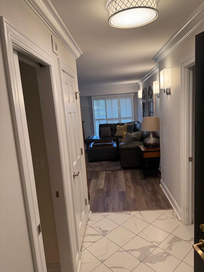 Foto del edificio - 5901 Mount Eagle Dr