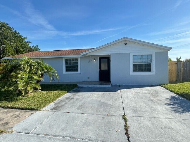 Building Photo - 3237 Jackson Dr